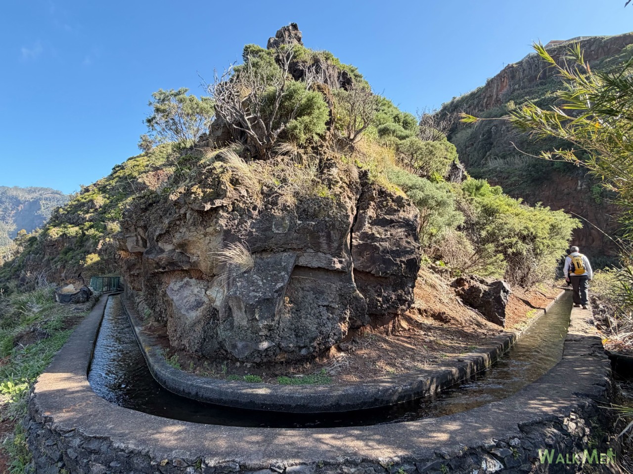 Trail view https://images.walkmeguide.com/levada-dos-piornais/levada-dos-piornais_1771937570.jpg