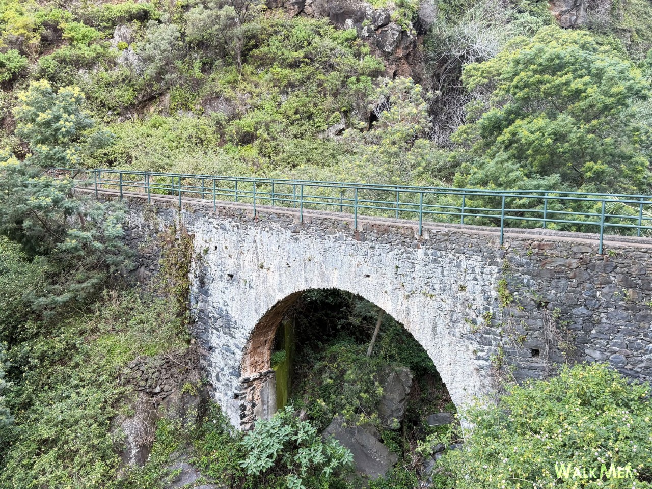 Trail view https://images.walkmeguide.com/levada-dos-piornais/levada-dos-piornais_1771937572.jpg